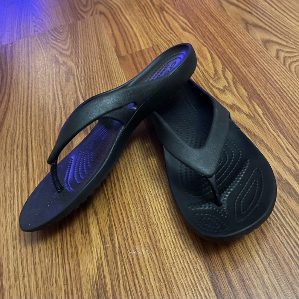 Crocs womens thong sandal black size: 10